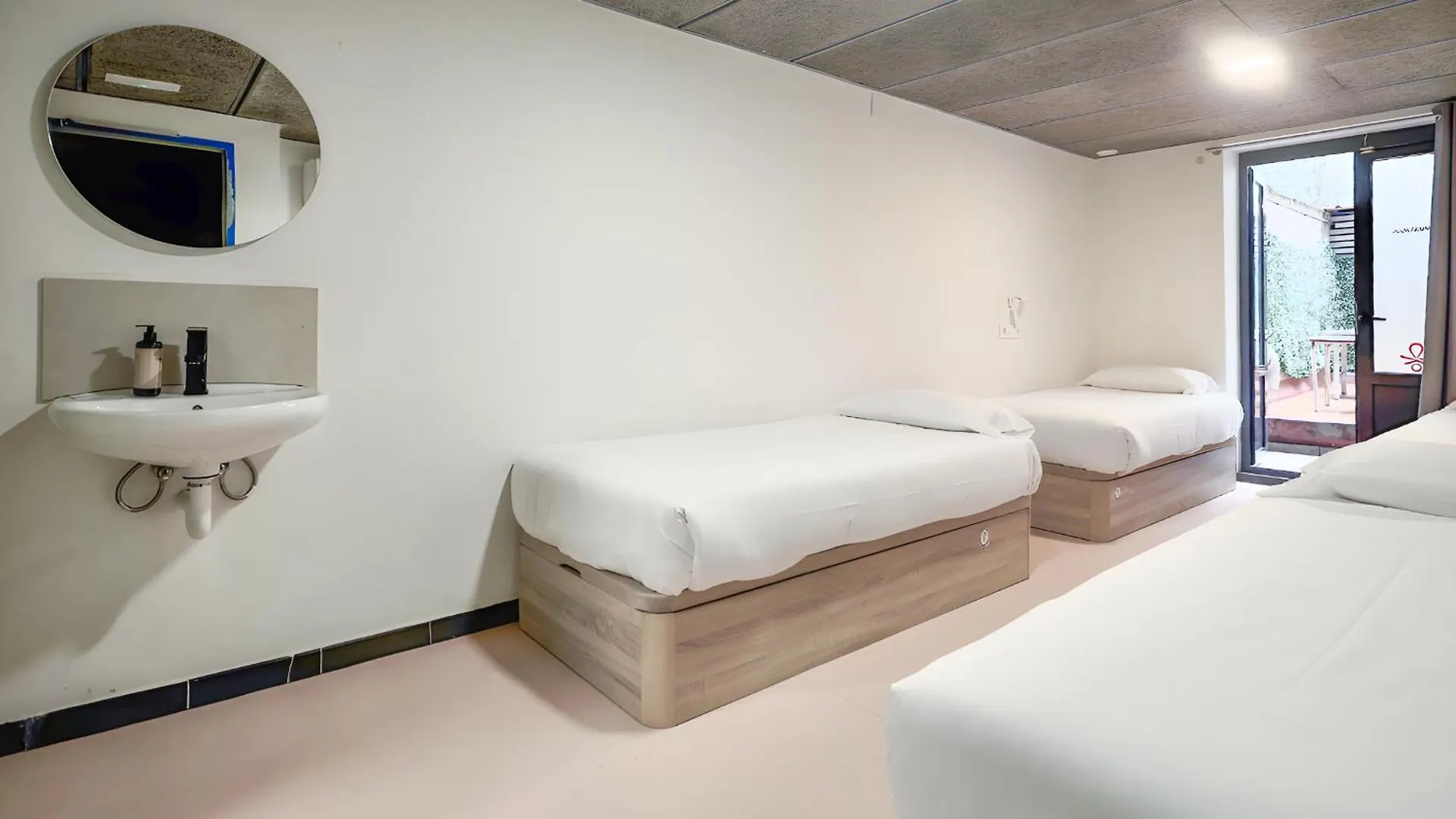 Ideal Youth Hostel Barcelona Spain